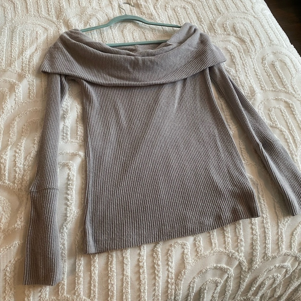 We the Free - Gray sweater of the shoulder